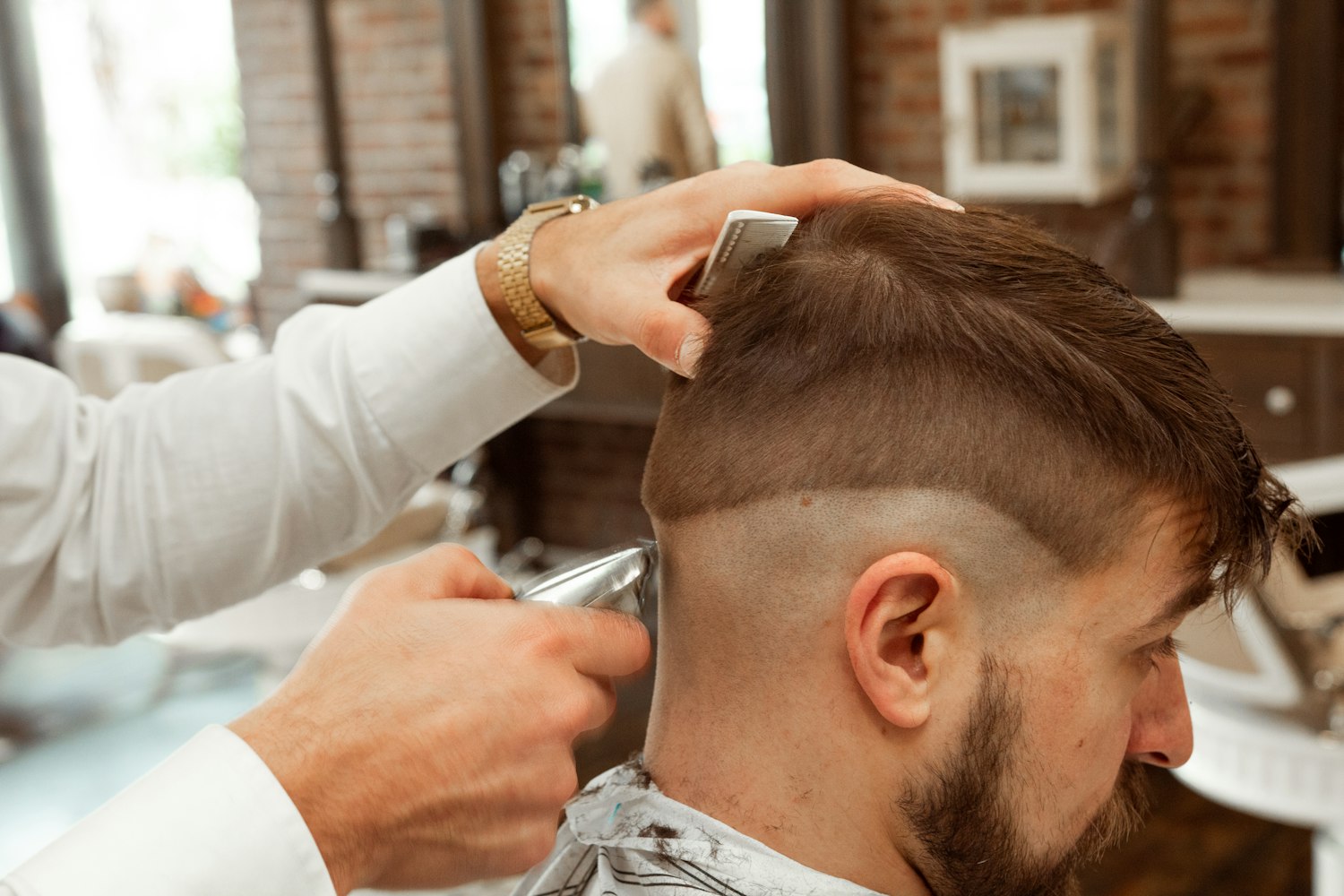 Barber cutting a fade